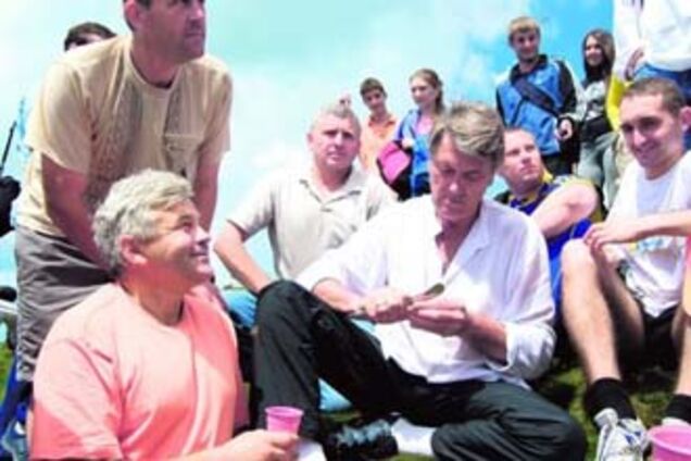 Ющенко на Говерле пил 'крепкие соки' и ел чеснок