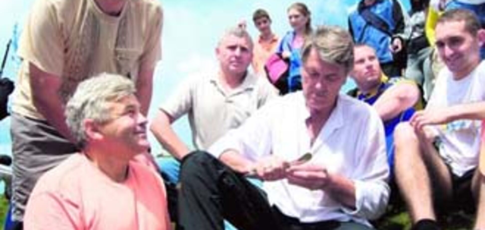 Ющенко на Говерле пил 'крепкие соки' и ел чеснок