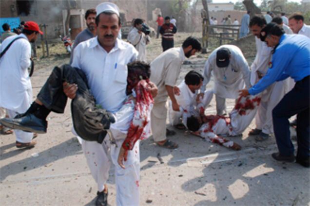 Смертники взорвали мечеть в Пакистане во время молитвы