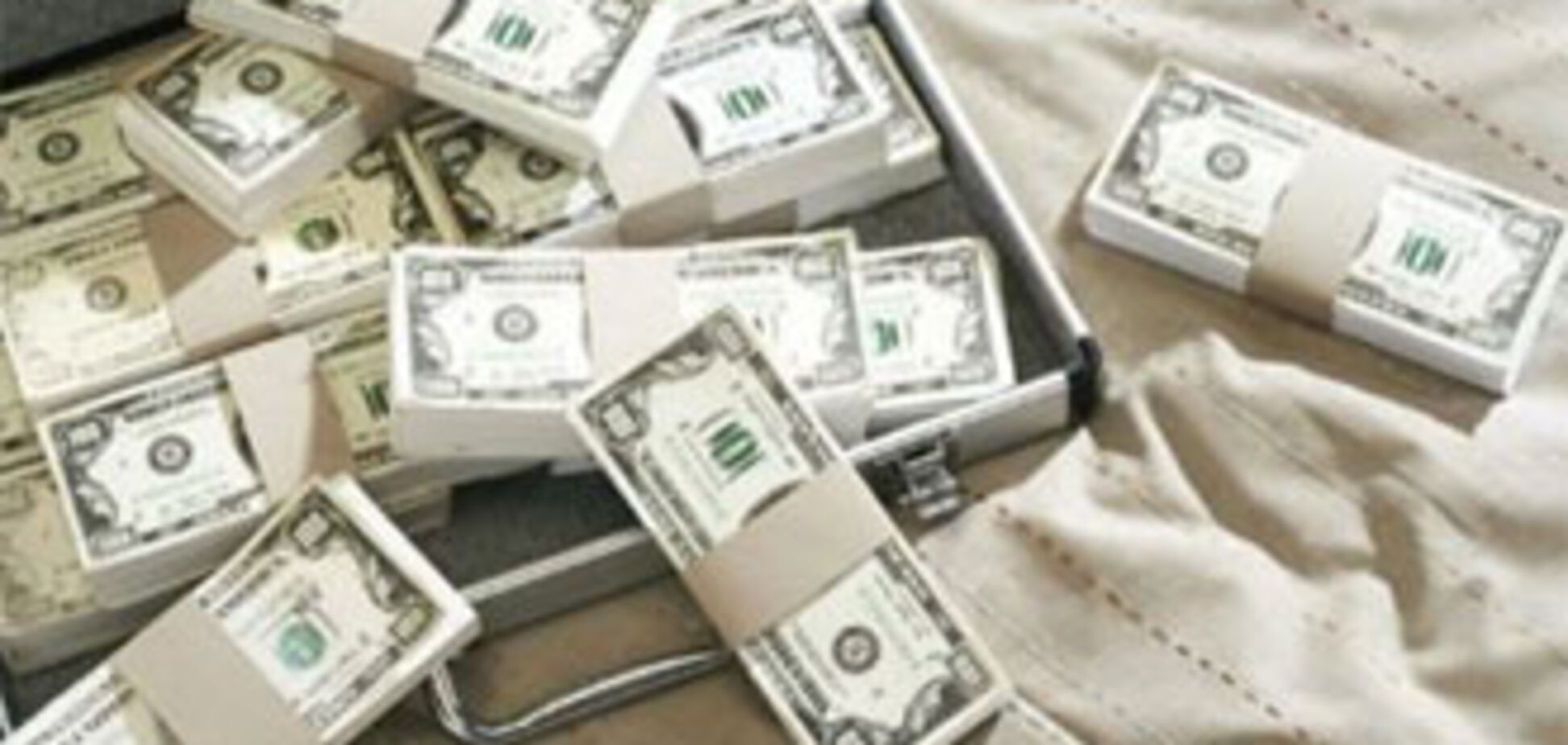 Чиновники оформили собі мільйонну зарплату