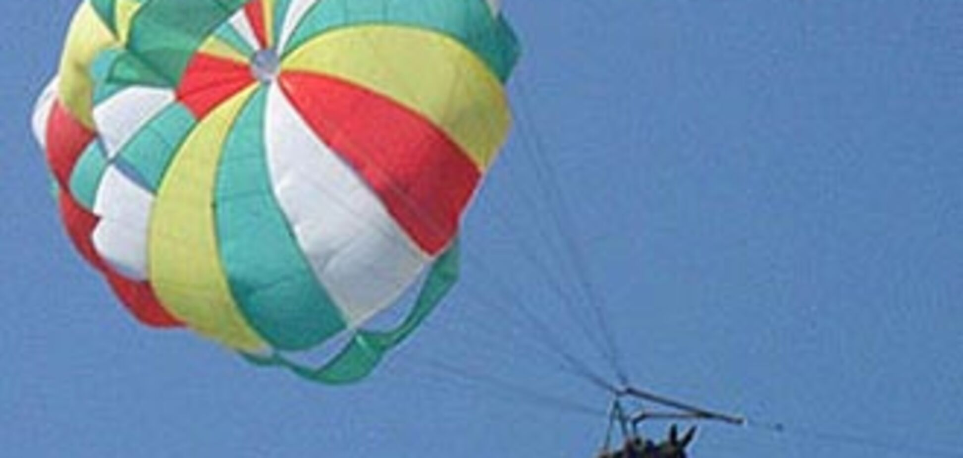 Осел на парашуті літав над морем і кричав від жаху. ВІДЕО