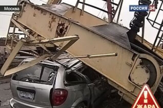У Москві буревій перекинув баштовий кран на машину з людьми