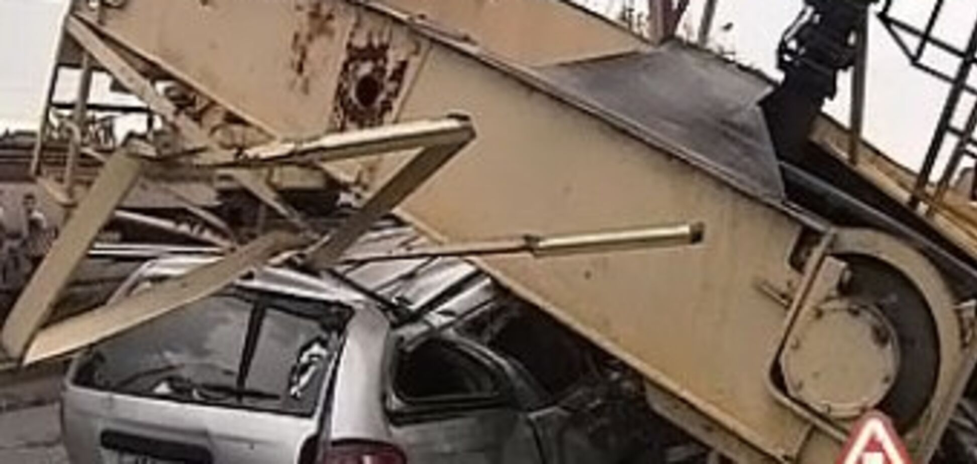 В Москве ураган опрокинул башенный кран на машину с людьми