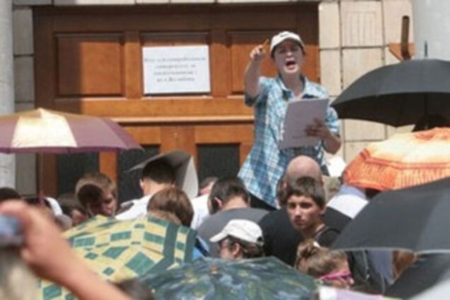 Азаров отчитал Табачника за хаос в вузах