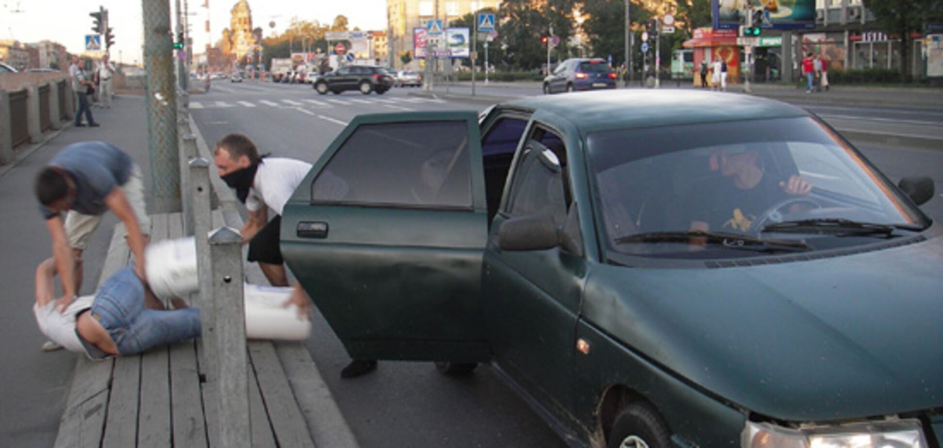У Пітері з машини викинули людини з ногами в бетоне.ФОТО