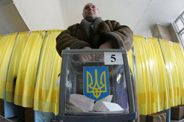 Янукович подписал закон о местных выборах