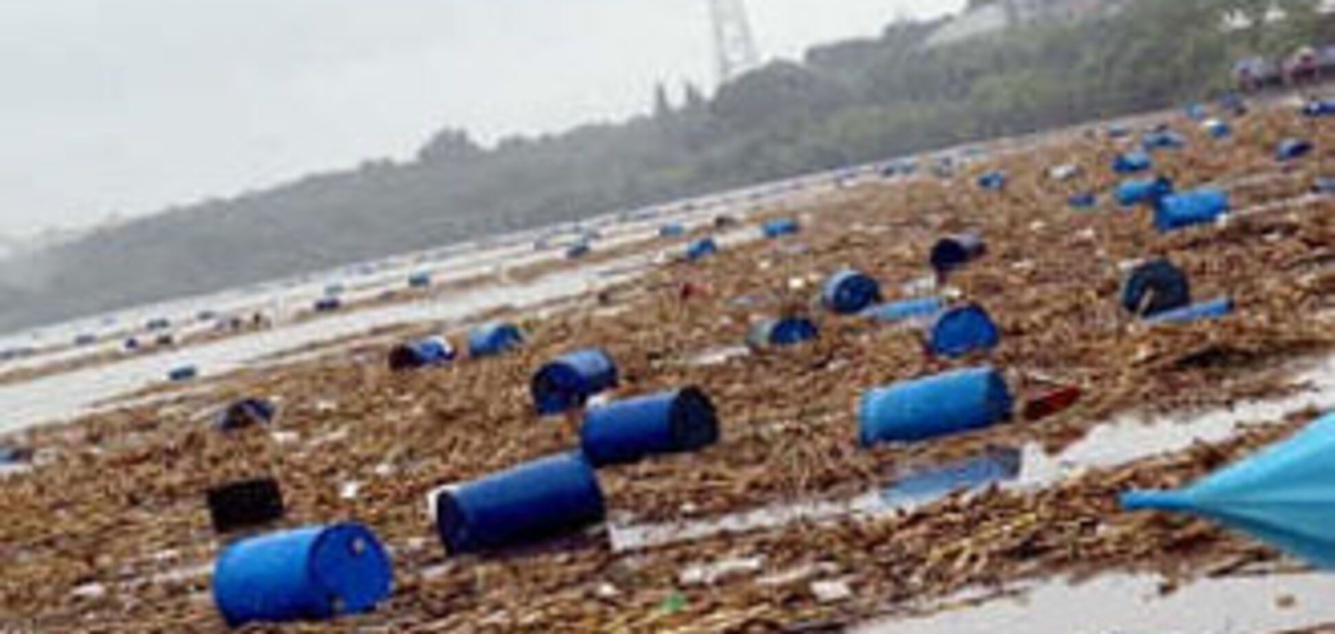 Три тысячи бочек с химикатами попали в реку из-за наводнения