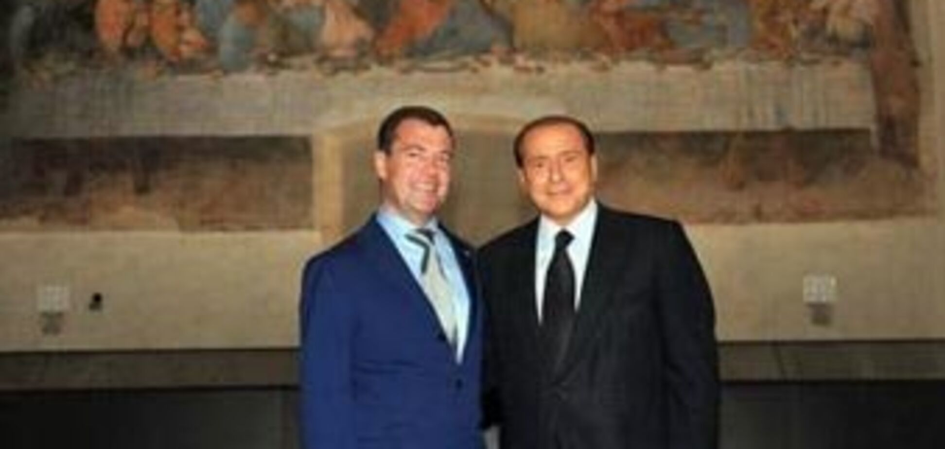 Берлускони оскандалился на фото с Медведевым