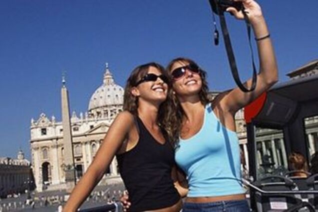 Папа Римский не даст ходу туристам в шортах