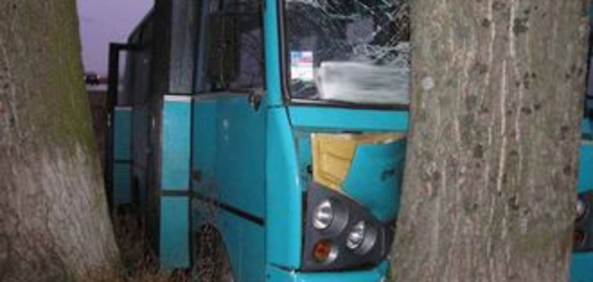 Автобус рухнул с обрыва, есть погибшие и раненые