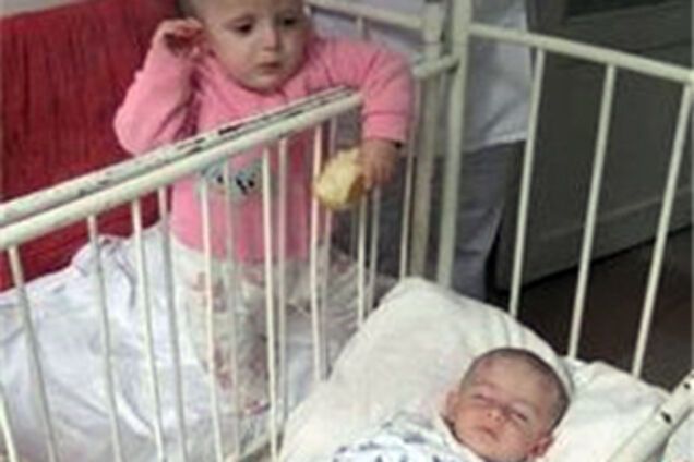 На Закарпатті горе-матері залишили своїх дітей на кладовищі