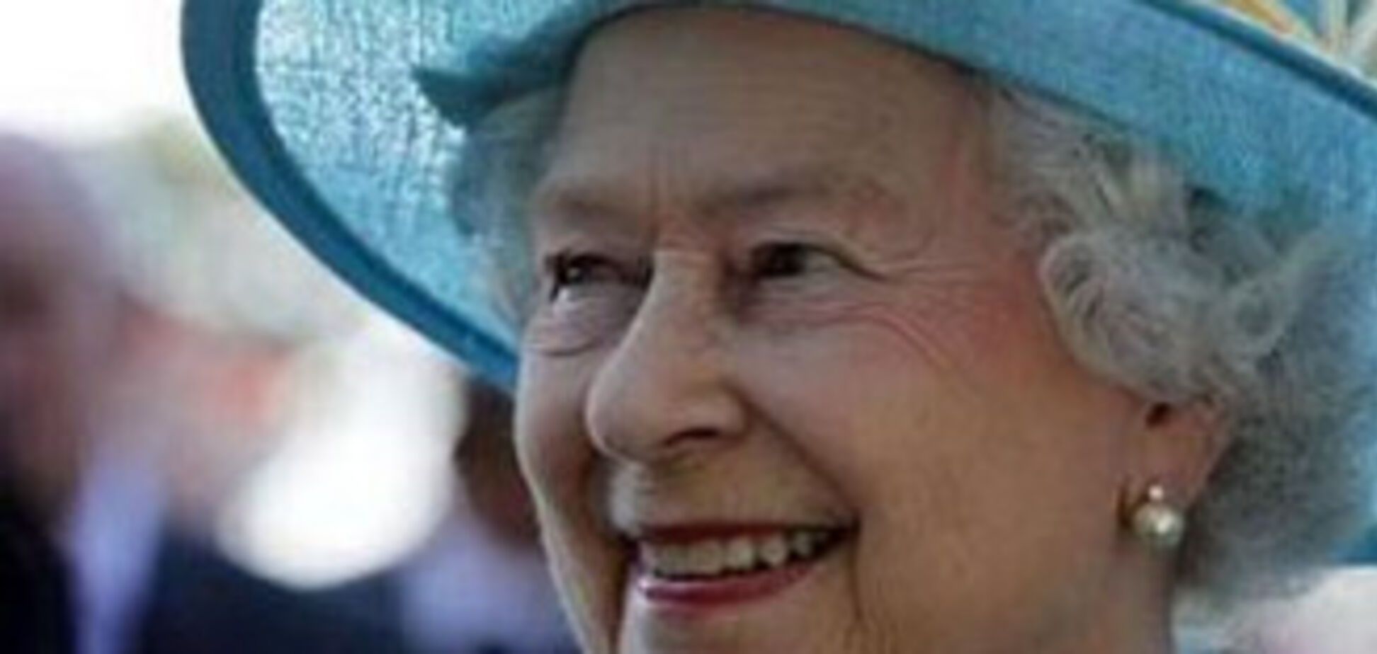 К Елизавете II приблизилась женщина, преодолев полицейских