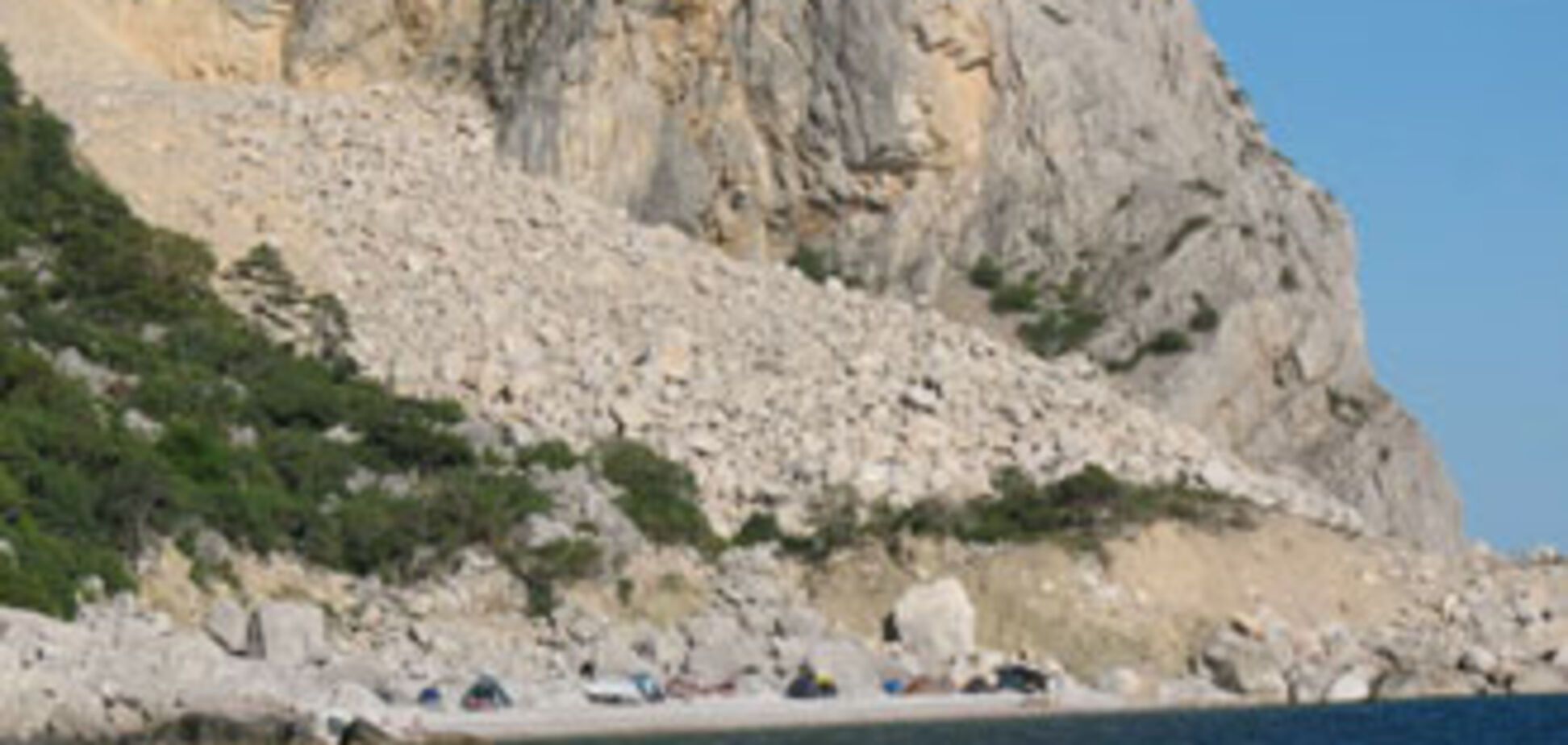 На крымском пляже произошел обвал