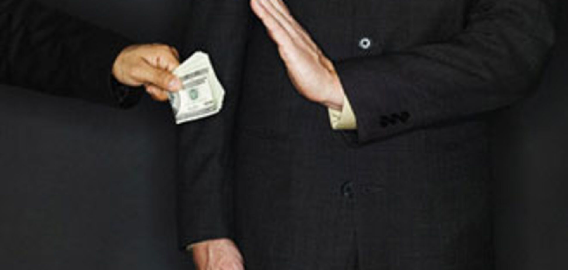 Двоє начальників митниці погоріли на хабарі