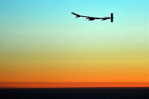 Самолет на солнечных батареях завершил 24-часовой полет