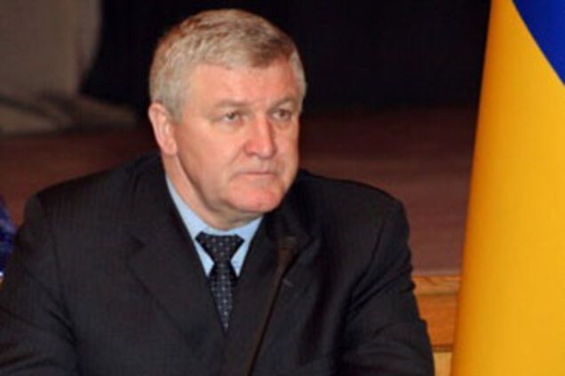 Янукович раскритиковал министра обороны, но не уволил