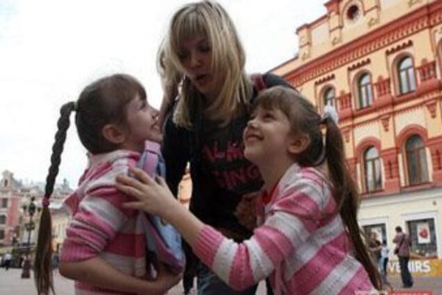 Капітан, який викинув з балкона двох дочок вимагає свободи