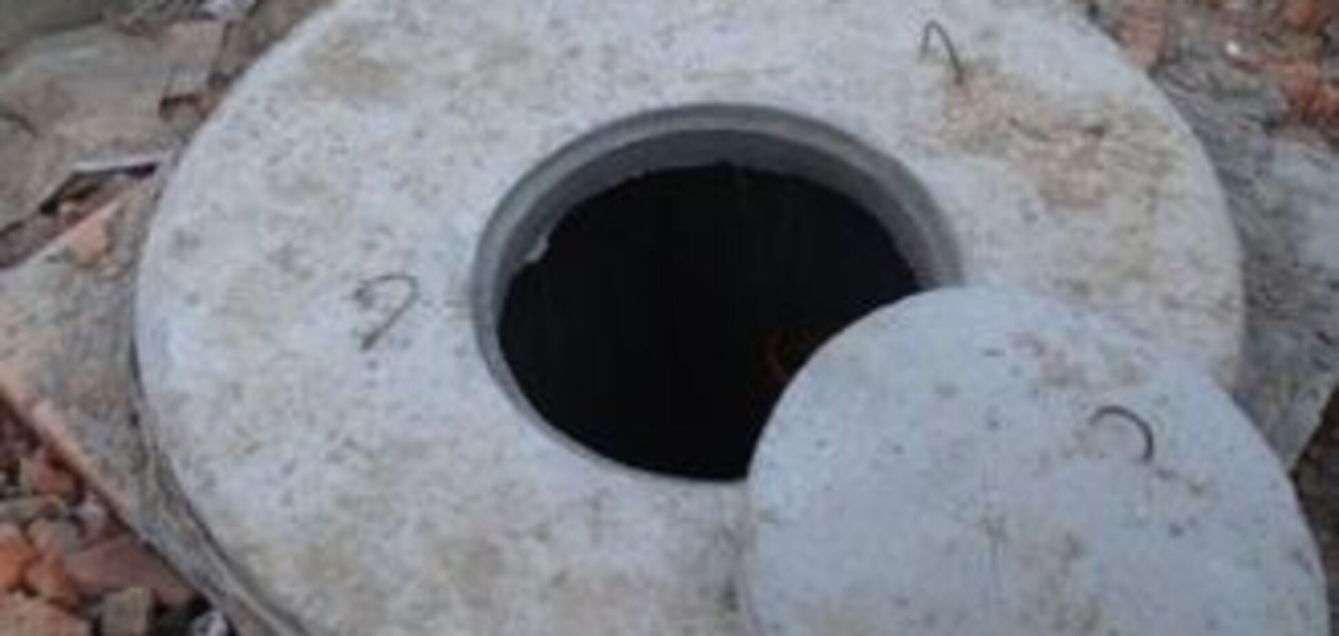 Рятувальники дістали для пенсіонерки гроші з каналізації