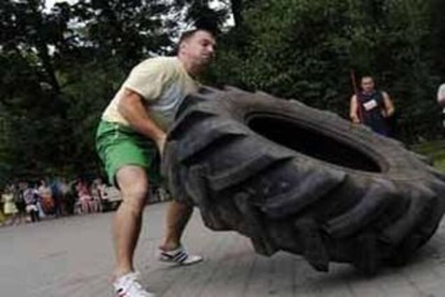 У російських силачів вкрали 350-кілограмове колесо