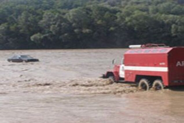 На Буковині з річки витягли 'Мерседес' з росіянами