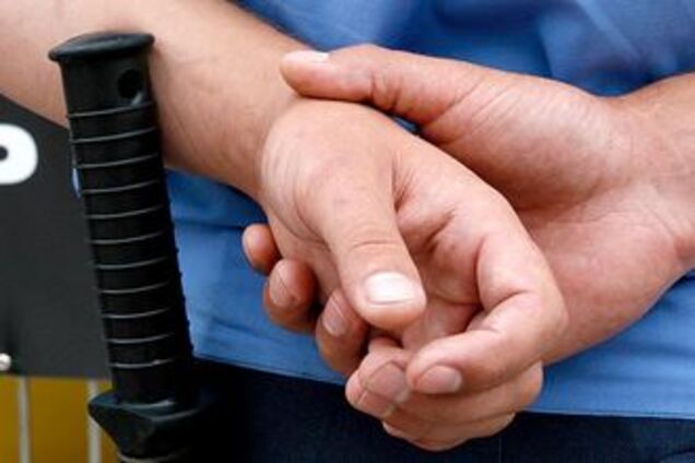 Милиционер приковал задержанных наручниками к газопроводу