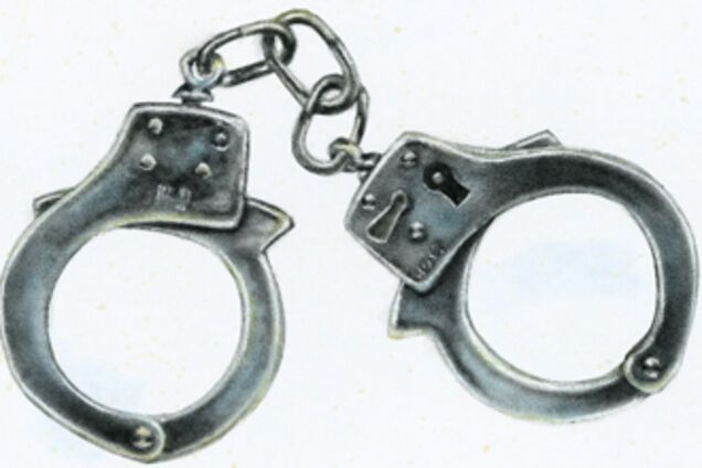 Міліціонера покарали за прикутих до стовпа затриманих