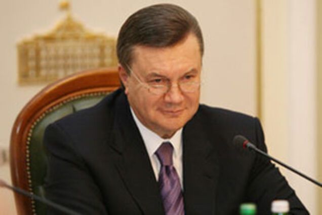 АП: Янукович продолжает трудиться в Крыму