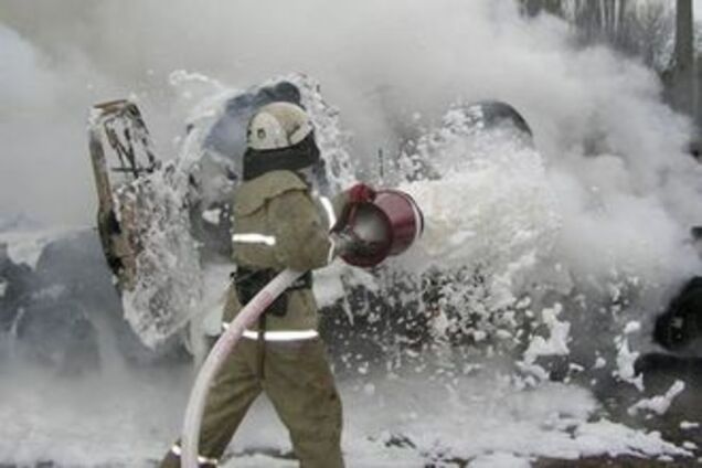 Пожарные уговорили самоубийцу слезть с электроопоры