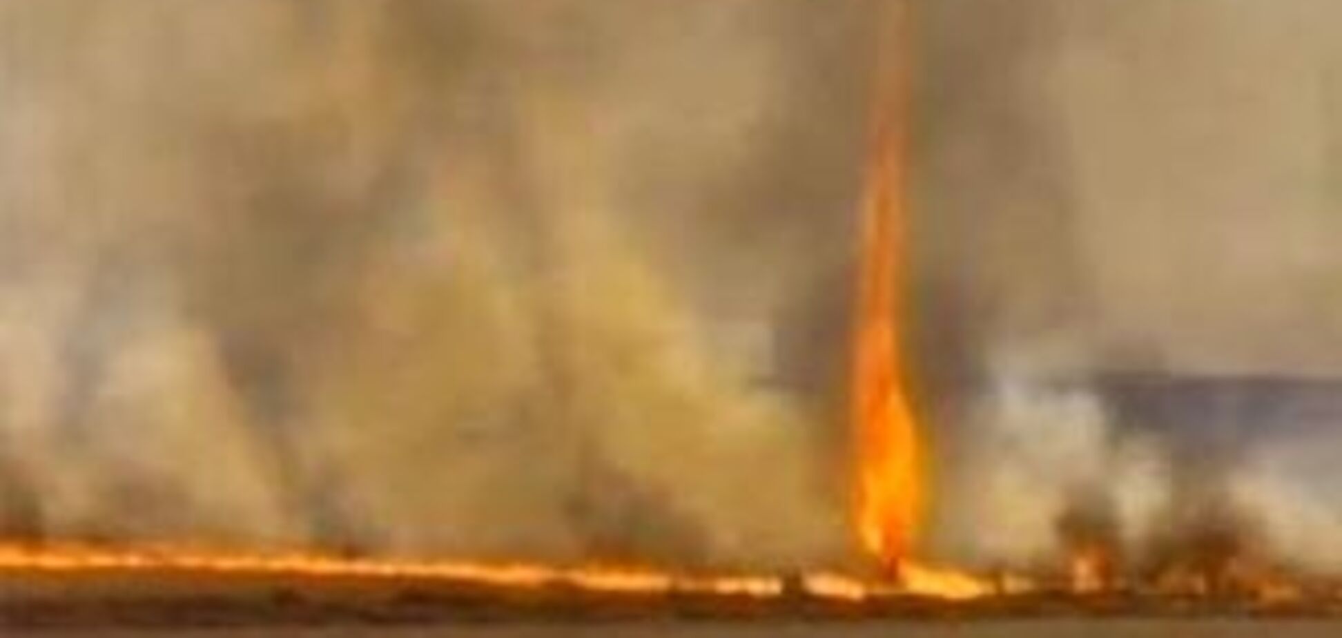 В Бразилии засняли уникальный огненный торнадо. ВИДЕО