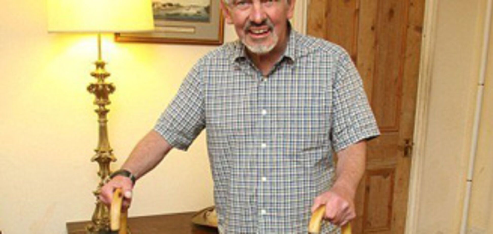 Мужчина встал после полного паралича!