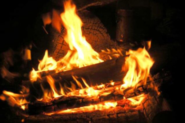 Мужчина развел костер в доме, чтобы согреться