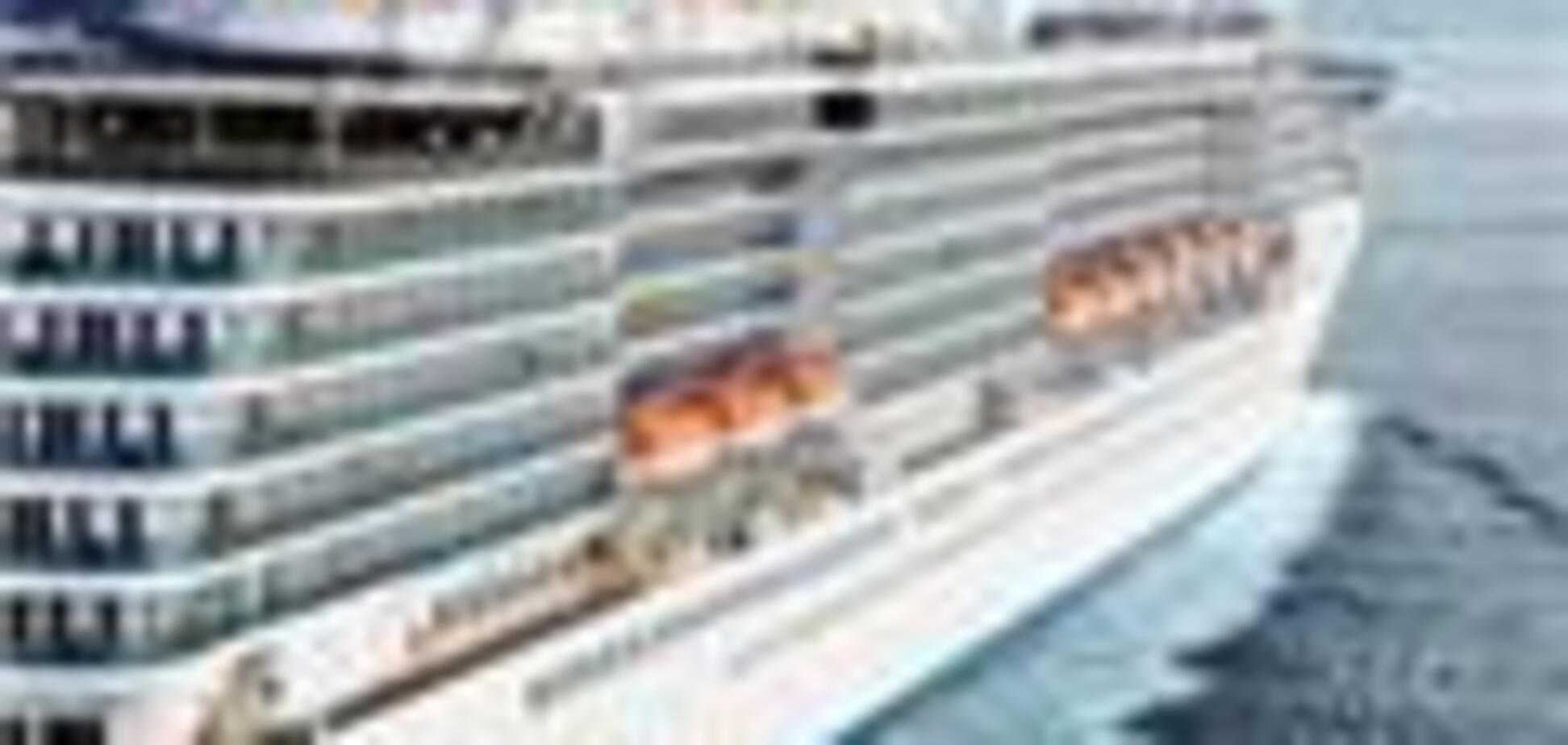 Круизный лайнер-гигант в Одесском порту. ФОТО