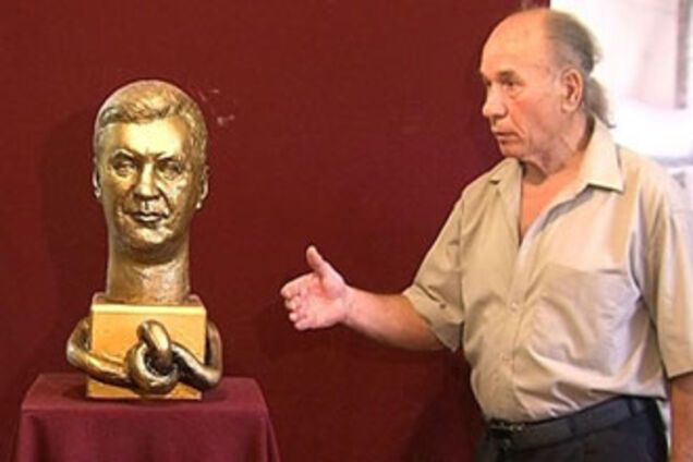 Януковича изобразили с гигантским узлом на шее. ФОТО