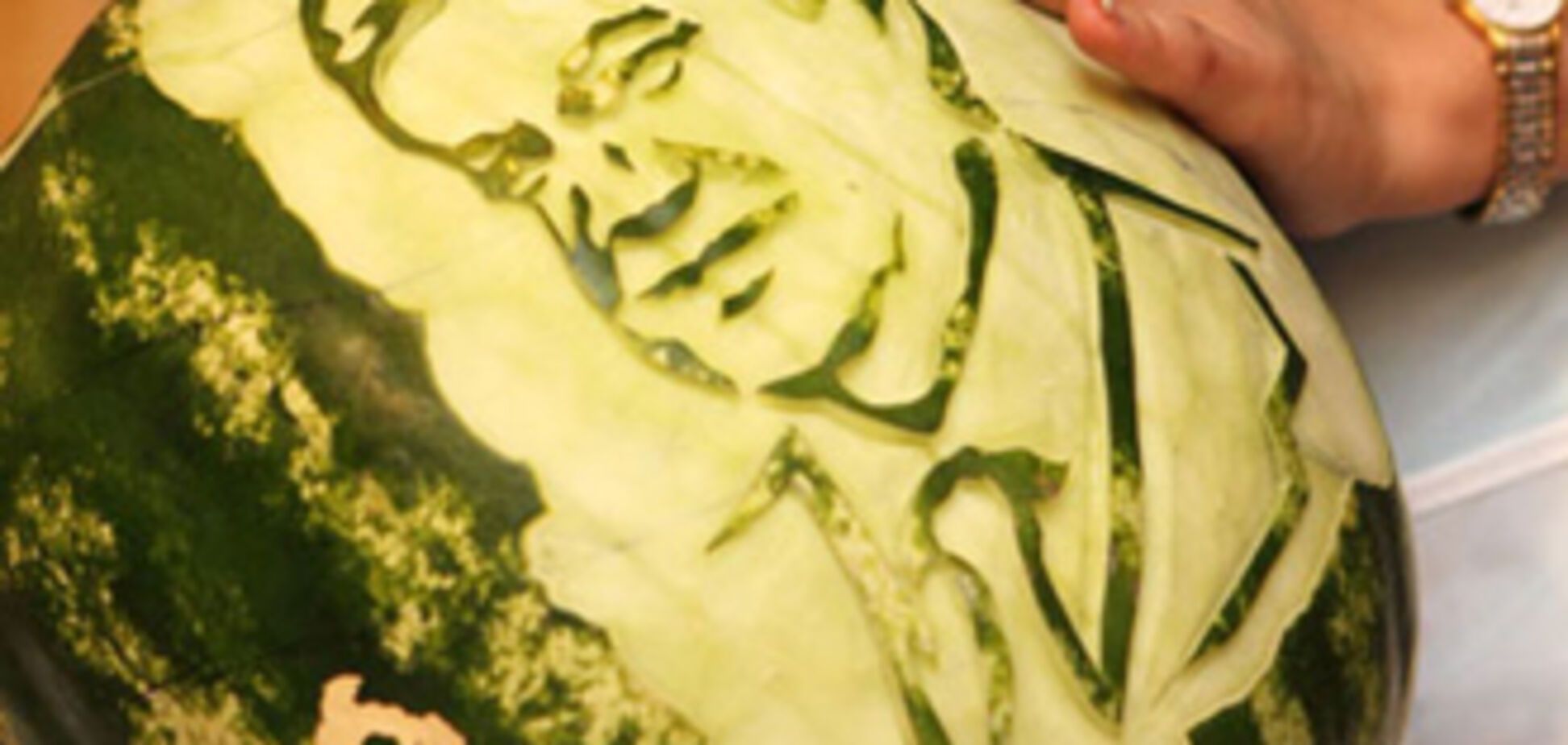 Художник создал портрет Януковича на... арбузе! ФОТО