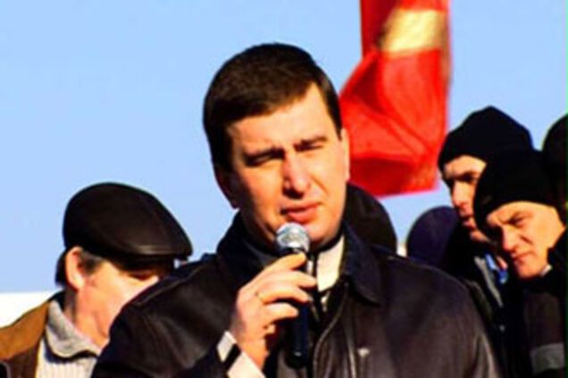 Экс-депутат получил ножевое ранение шеи