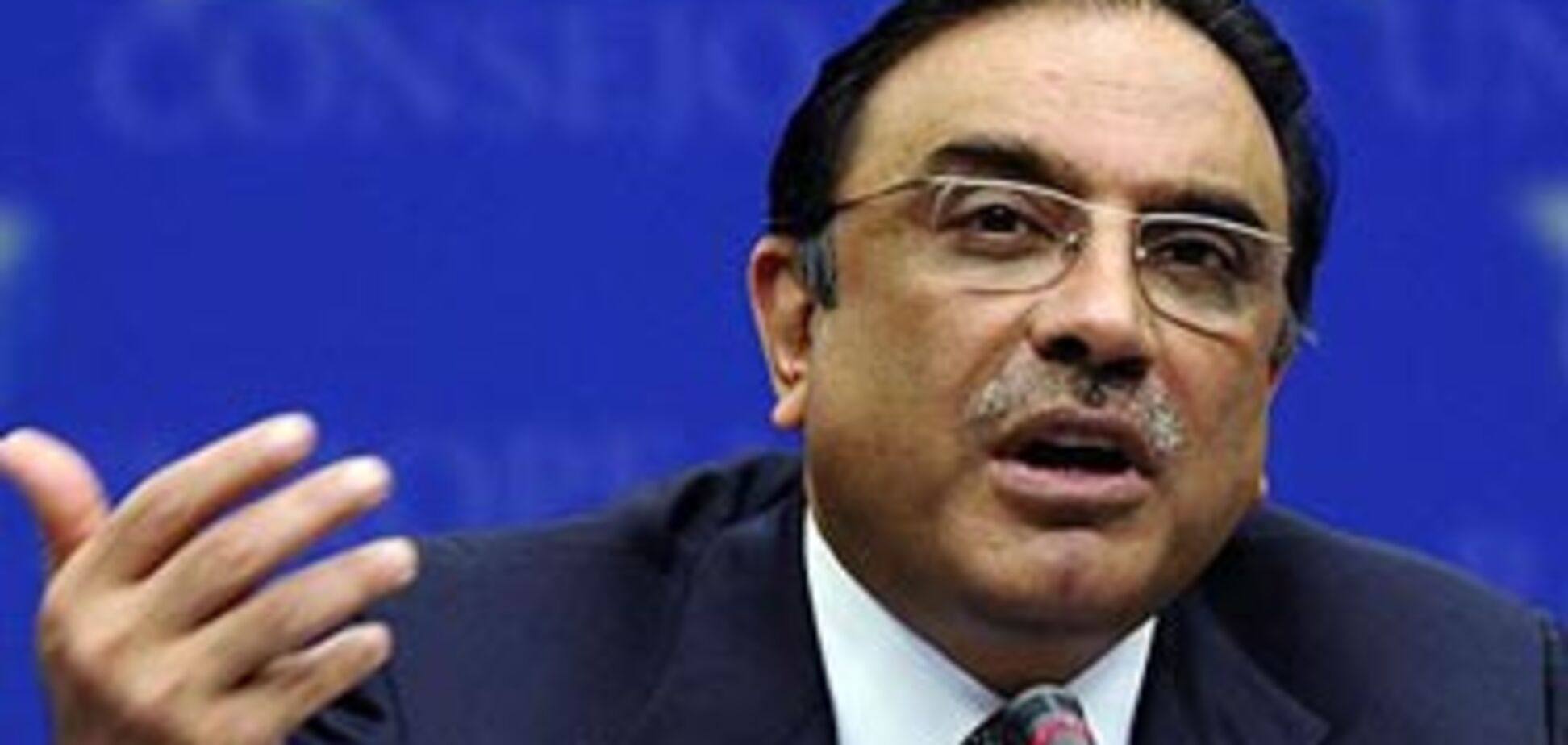 Ще одному президенту дісталося від черевикометателя