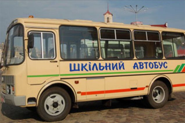 Азаров обещает не забывать о школьном автобусе