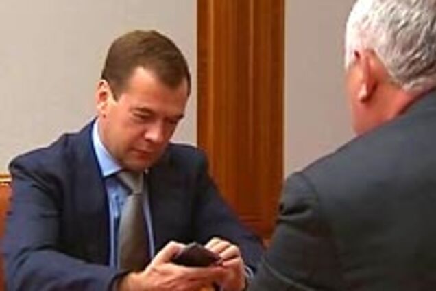 Медведеву показали 'русский iPhone' c ОС от Google