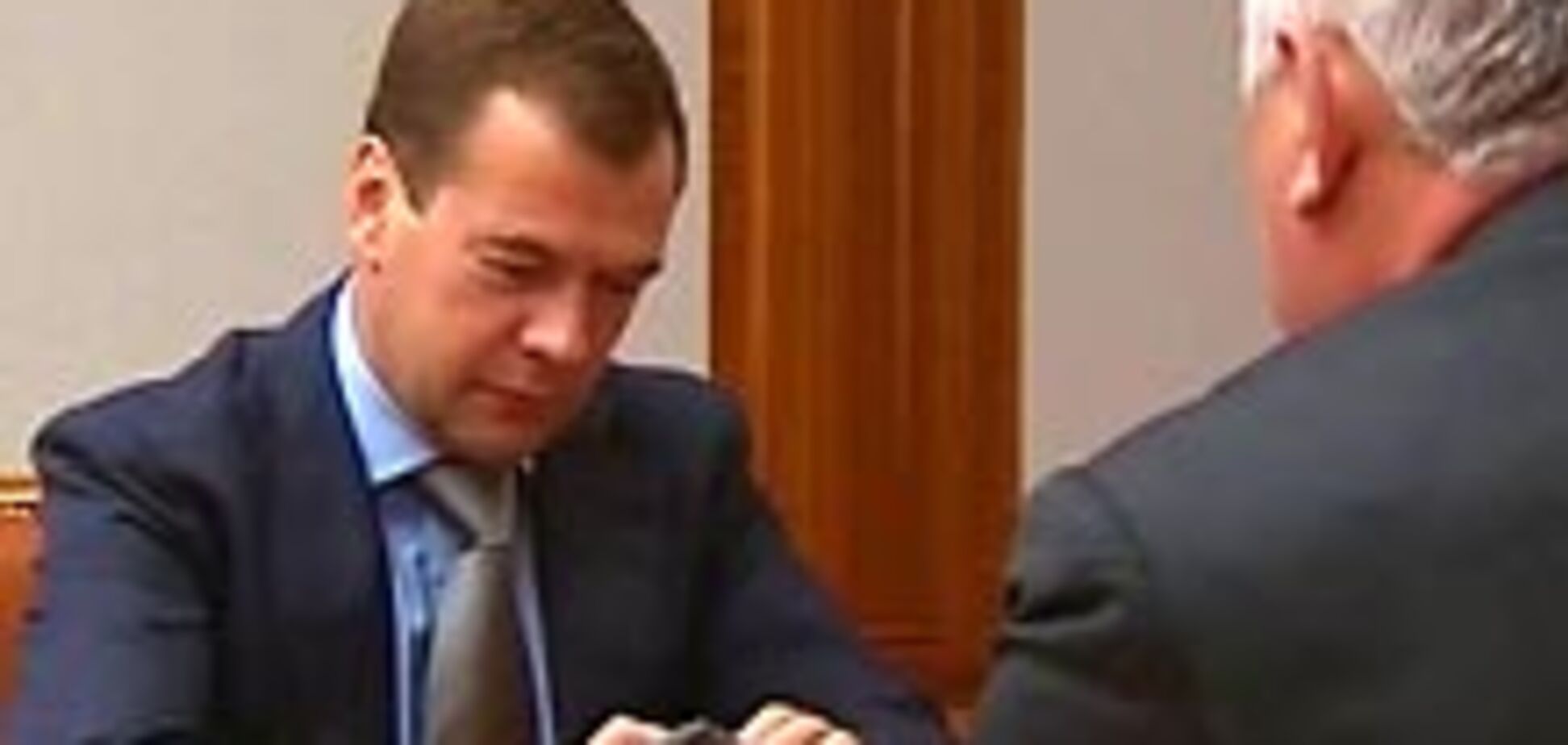 Медведеву показали 'русский iPhone' c ОС от Google
