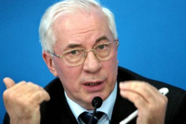 Азаров просить залишити його родину у спокої