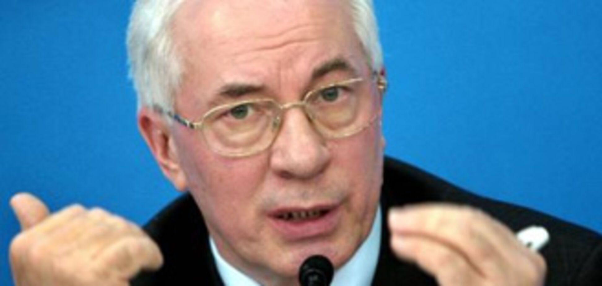 Азаров просить залишити його родину у спокої