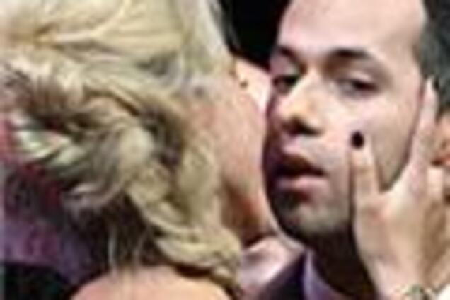 Собчак показала владение язычком: поцелуй с чужим мужем.ФОТО