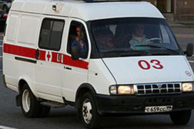 На Херсонщині через вітер зупинка впала на людей