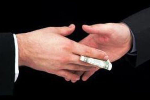 Судмедексперт організовував клієнтам побої за хабарі