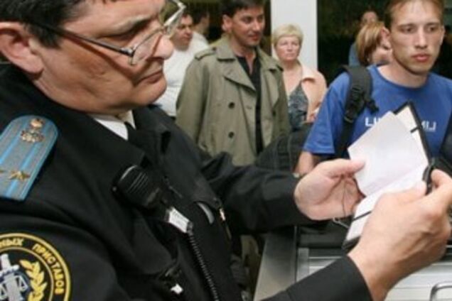 Телефонних боржників перестали пускати за кордон