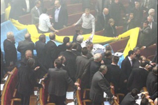 Янукович покинул Раду