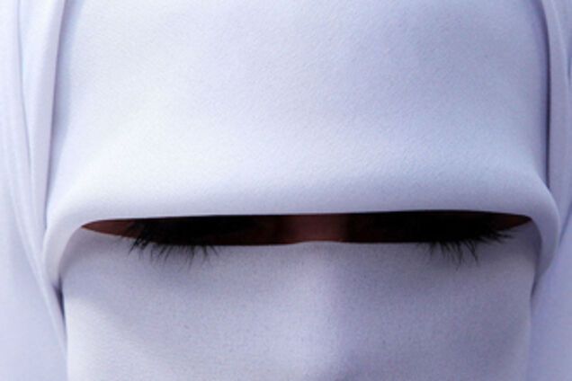 Их нравы: в Чечне девушек без платков обстреливают. ВИДЕО