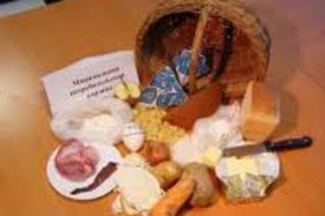 Українським виборцям почали роздавати гречку і масло