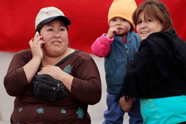 Жены застрявших под землей шахтеров ссорились с любовницами