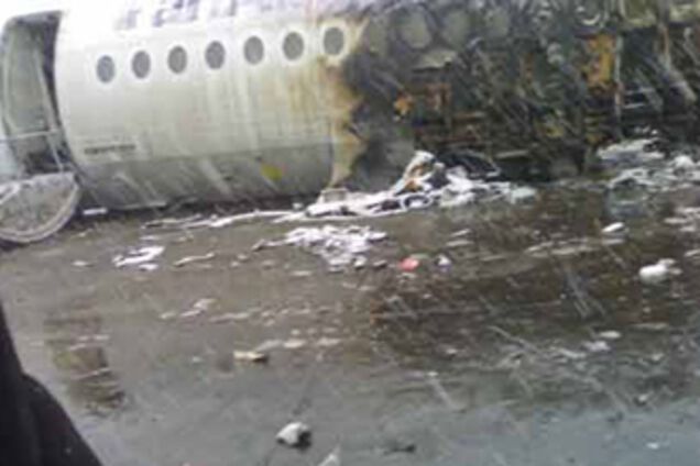 Літак впав на шосе поряд з житловим кварталом